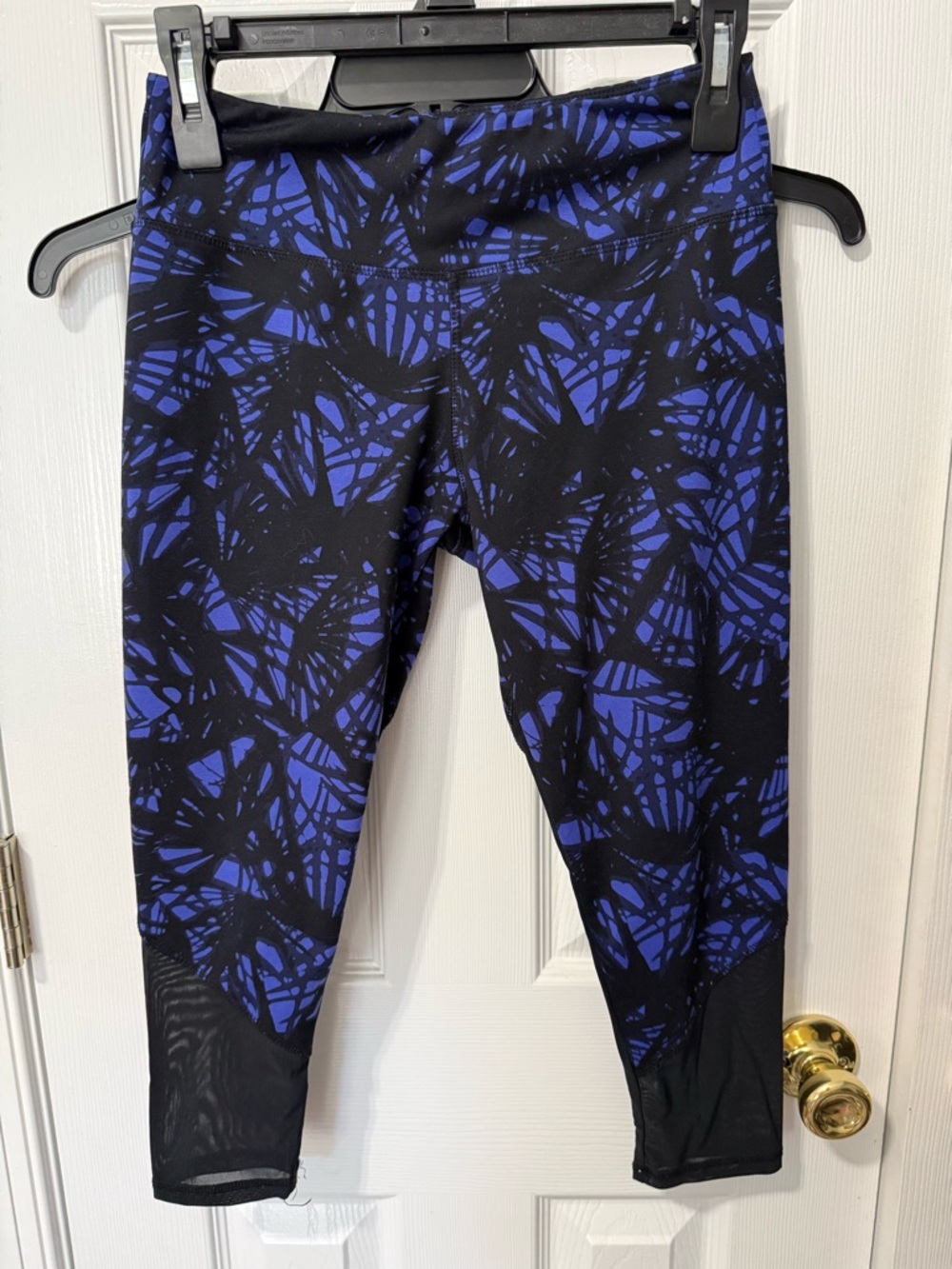 Lululemon Black & Blue Patterned Cropped Leggings